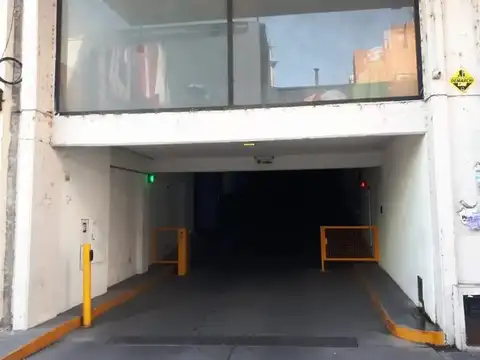 Cochera en pleno centro con seguridad y rampa de hormigón. Excelente ubicación!!