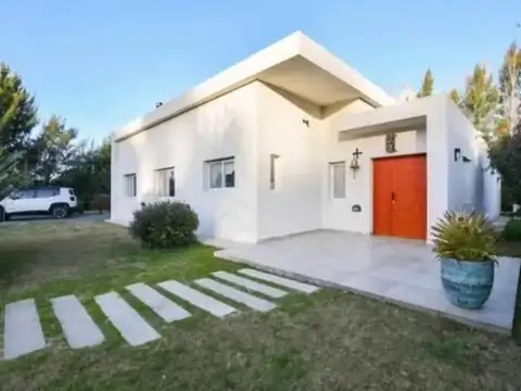 Casa en venta - 4 Dormitorios 3 Baños - Verónica