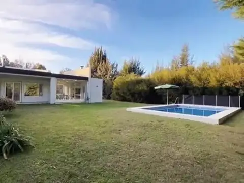 Casa en Venta con 3 cocheras