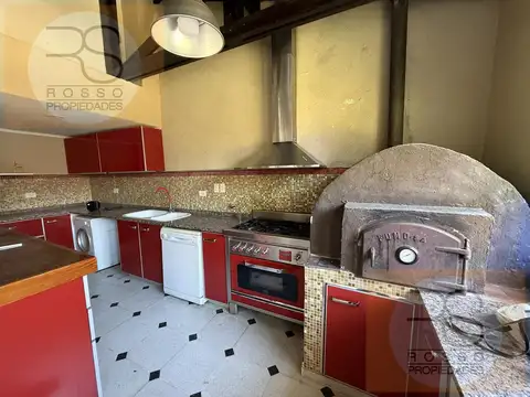 Casa en Alquiler con 2 cocheras