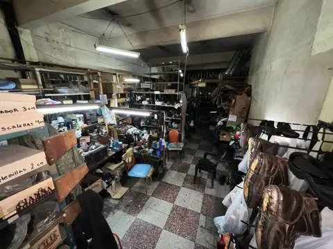 LOCAL DE 120 MTS, AV VELEZ SARSFIELD A 3 CUADRAS DE ESTACIÓN