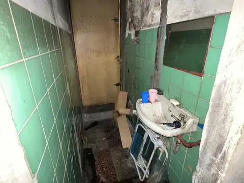 LOCAL DE 120 MTS, AV VELEZ SARSFIELD A 3 CUADRAS DE ESTACIÓN