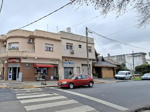 Local  con vivienda en Hipolito Yrigoyen y Av. Mitre- Florida - En Venta
