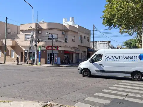 Local  con vivienda en Hipolito Yrigoyen y Av. Mitre- Florida - En Venta