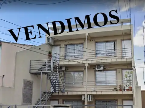 DEPARTAMENTO DOS AMBIENTES Y MEDIO EN VENTA AL FRENTE