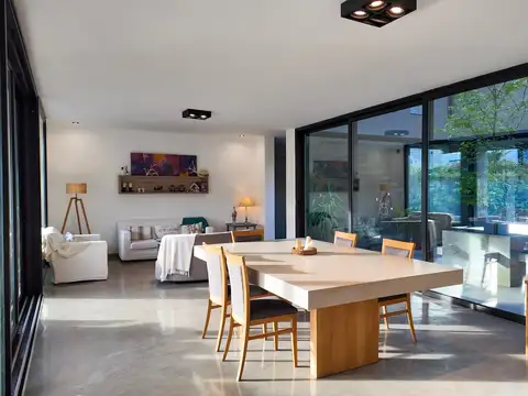 Casa 8 ambientes con 3 baños