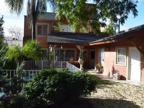 Excelente casa sobre calle Colon