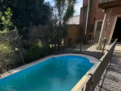 Casa 9 ambientes con 2 baños