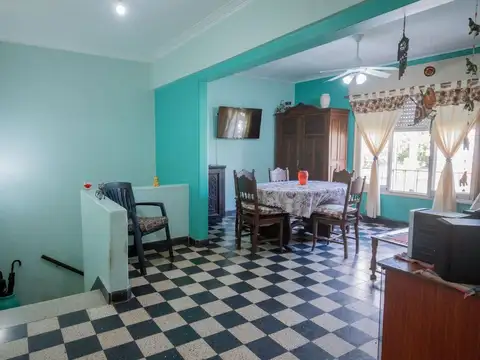 VENTA PLANTA ALTA DE 2 DORMITORIOS SOBRE AVENIDA