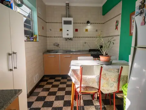 VENTA PLANTA ALTA DE 2 DORMITORIOS SOBRE AVENIDA