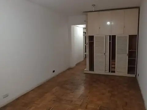 monoambiente con cocina separada y balcon