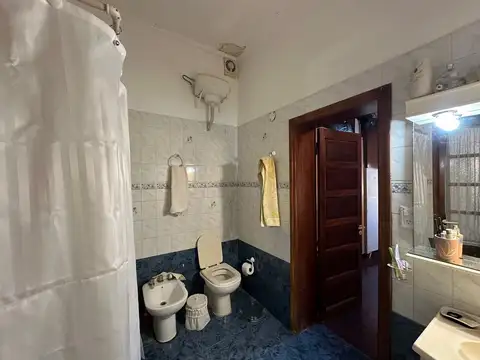 Se vende casa con patio pileta y 2 departamentos