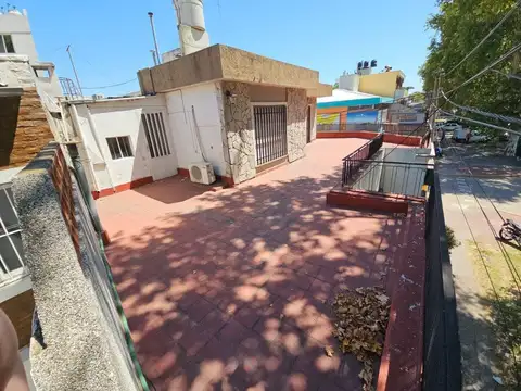 VENTA CASA EN PLANTA ALTA DOS DORMIS, PATIO, BALCÓN ATERRAZADO, PARRILLERO LA FLORIDA RONDEAU 3600