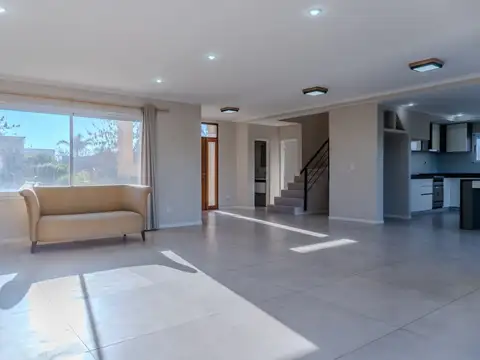 Casa 6 ambientes con 2 baños
