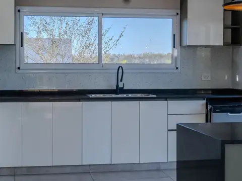 Casa 6 ambientes en venta en EL CANTON con pileta