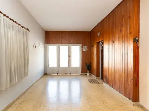 Casa 5 ambientes con 1 baño