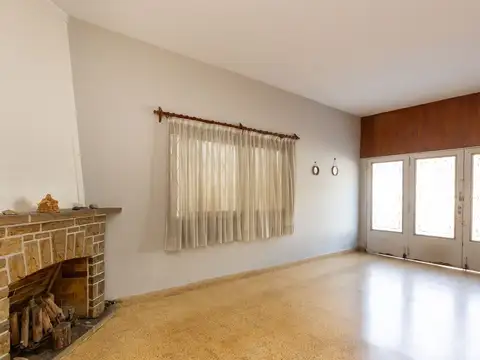 VENTA CASA CINCO AMBIENTES C/PATIO - CASEROS