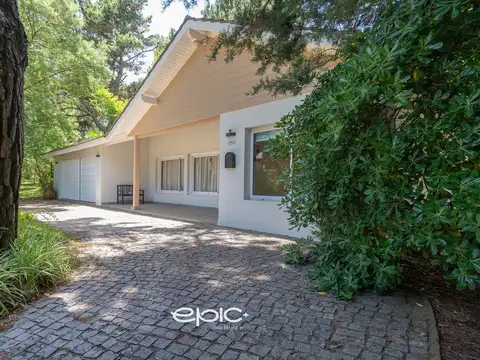 Casa en Venta con 2 cocheras