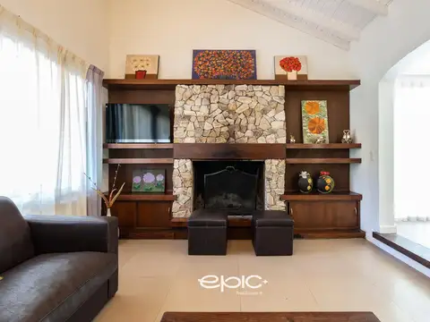 Casa en Venta con 2 cocheras