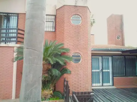 Funes, Castelli 1200, 4 dormitorios 900 m2. Increible Zona.