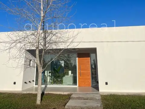 Moderna Propiedad en una Planta - Gran parque y piscina