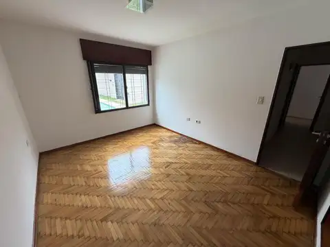 Casa en Alquiler con 2 cocheras