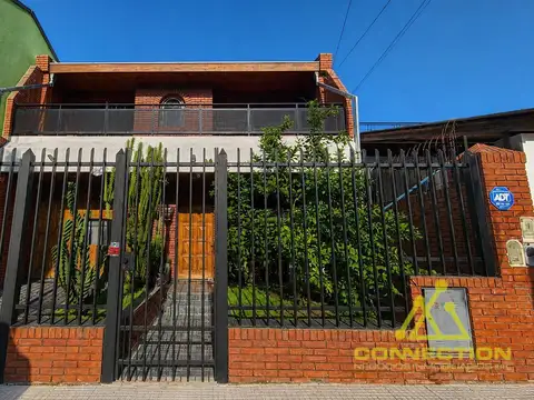 Venta Casa 6 ambientes en Villa Lugano. 3 Cocheras, patio, balcón terraza. Jardín al frente
