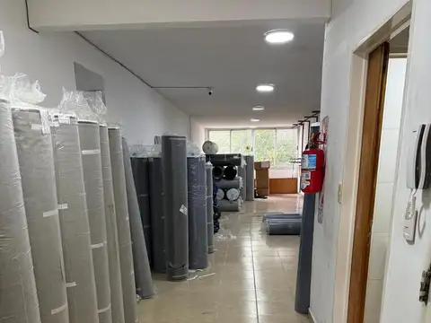 Oficina en flores con Montacargas
