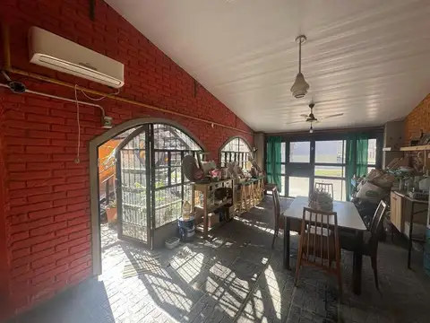 Casa en venta con salón zona norte