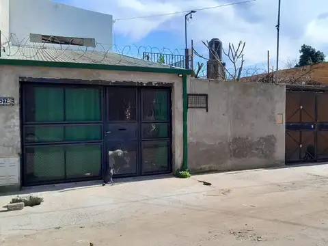 Casa en venta con salón zona norte
