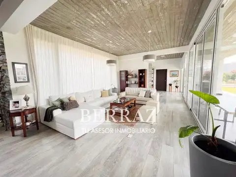 Casa 5 ambientes con 4 baños