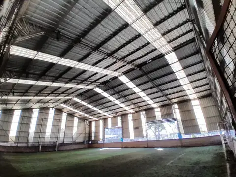 Complejo Deportivo/ Nave en venta