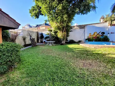 VENTA CASA CON COCHERA JARDIN PILETA EN RAMOS MEJIA APTO CREDITO