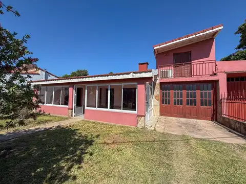 Casa 8 ambientes en venta zona Ruta 12 y Newbery.