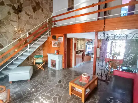 Casa en Venta con 3 cocheras