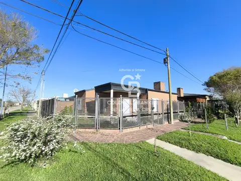 Excelente Casa en San Jerónimo Norte de dos dormitorios, patio y cocheras. Permuta