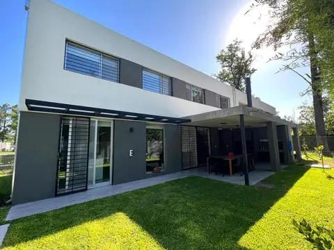 Casa a estrenar 3 dormitorios, galería, patio - Morrison 8900 - Fisherton Rosario | Venta