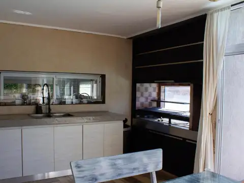 Casa 6 ambientes con 2 baños