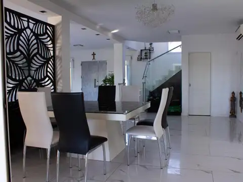 Casa 6 ambientes con 2 baños