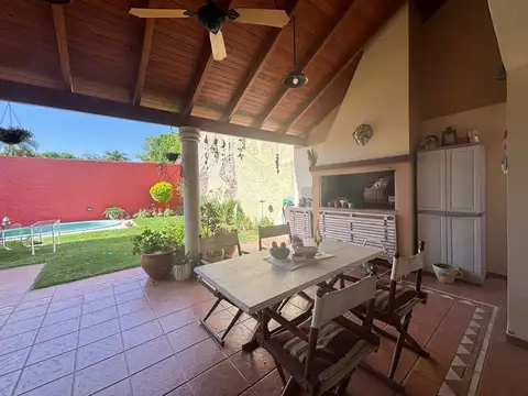 VENTA/CASA 3 DORMITORIOS/PILETA/SOBRE AVENIDA