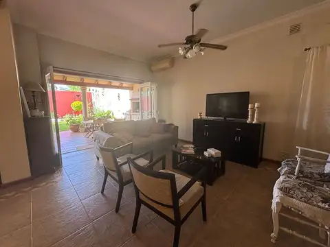 Casa 6 ambientes con 2 baños