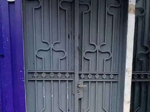 Amplio local en sótano! Sobre avenida San Juan! Sin expensas!