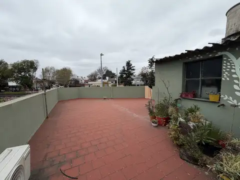 Lote de terreno con construcción de  2 casas .