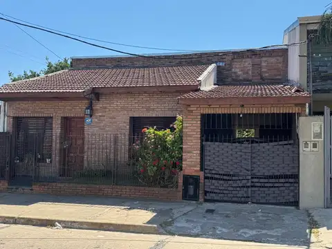 VENTA CASA SOBRE LOTE 10 X 40 BERAZATEGUI CENTRO