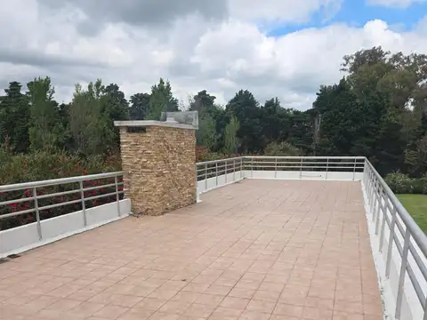 Casa 8 ambientes con 6 baños