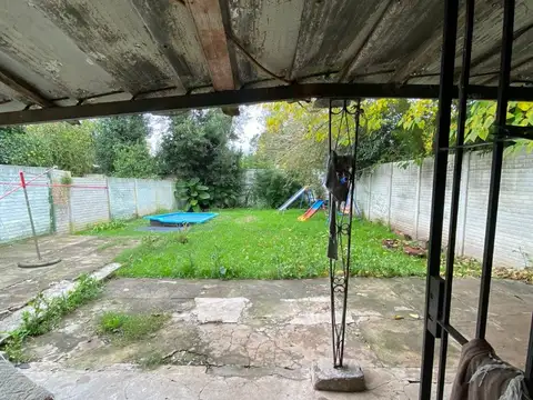 CASA A DOS AGUAS A RECICLAR EN RANELAGH U$S 80.000.-