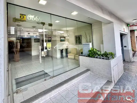 DEPARTAMENTO 4 AMBIENTES CATEGORÍA, AL FRENTE CON COCHERA Y PATIO PROPIO