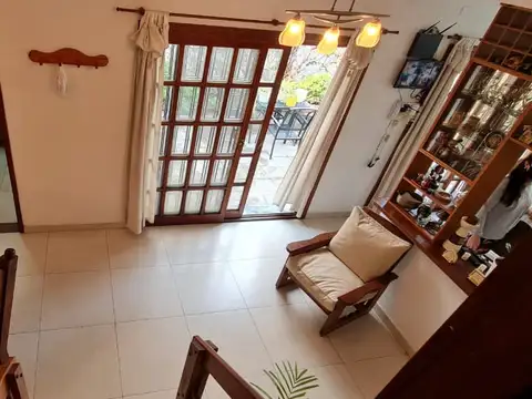 Casa 5 ambientes con 2 baños
