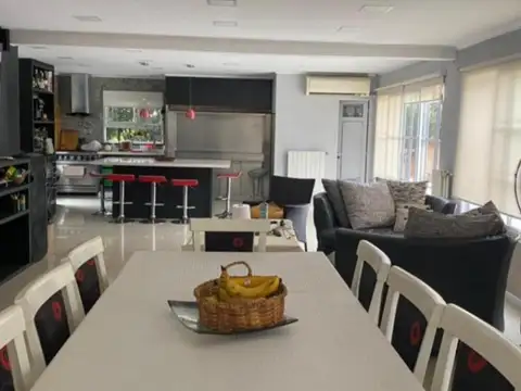 Casa 6 ambientes con 4 baños