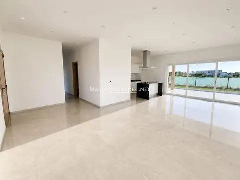 Casa en Alquiler con 4 cocheras